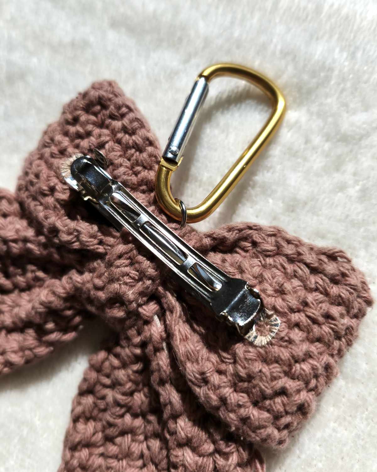 Háčkovaná mašľa – Veverička a prvosienky (spona + karabína)